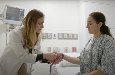 Кодирование Аквилонг в Усть-Лабинске Врач держит пациентку за руку