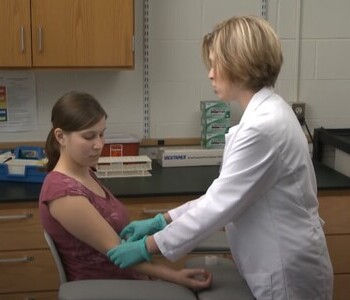 Лечение зависимости от аптечных препаратов в Усть-Лабинске Врач делает инъекцию пациентке